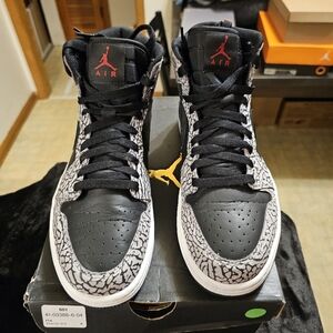 Size 8.5- 120. Jordan 1 retro Un-supreme